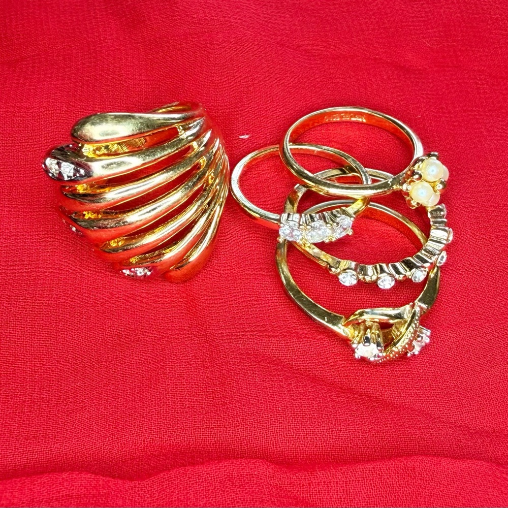 Lot of 5 gold toned and 18k gold plated rings sized 6-8